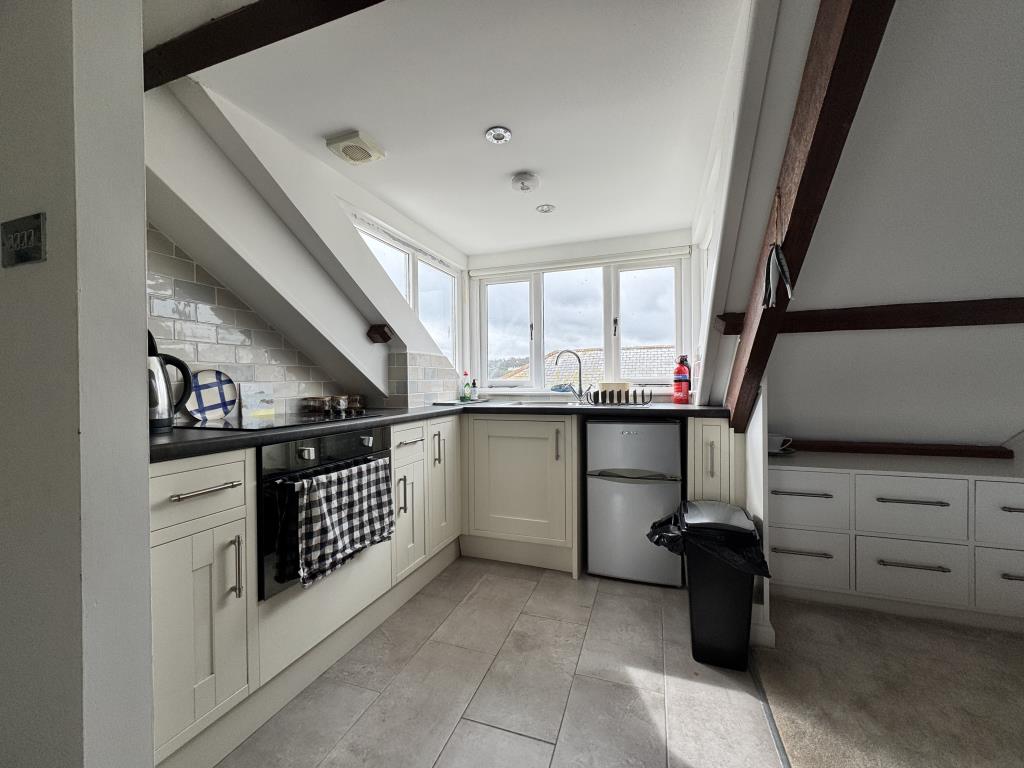 Lot: 114 - STUDIO FLAT CLOSE TO BEACHES - Open plan kitchen area